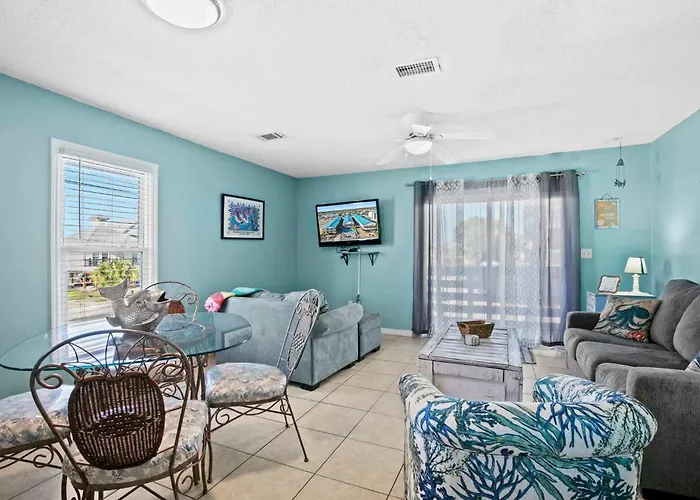 Holiday home Spacious 2br With Pool Across From The Gulf Shores