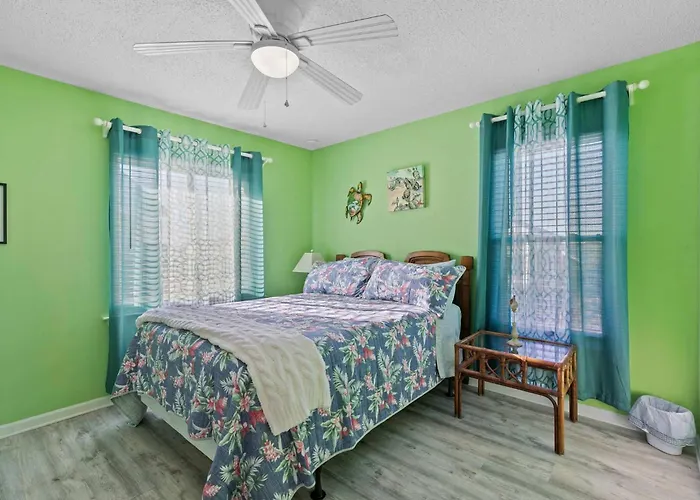 Holiday home Spacious 2br With Pool Across From The