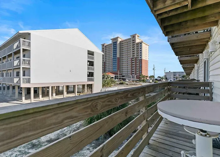 Spacious 2br With Pool Across From The Holiday home Gulf Shores