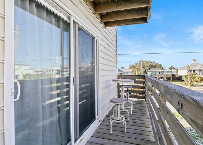 Holiday home Spacious 2br With Pool Across From The Gulf Shores