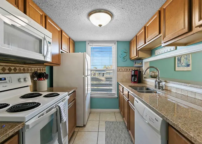 Spacious 2br With Pool Across From The Gulf Shores