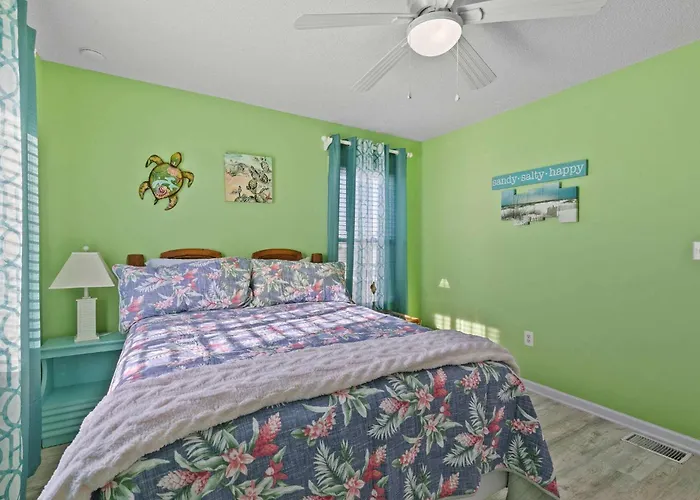 Spacious 2br With Pool Across From The Holiday home Gulf Shores