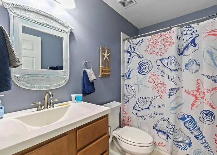 Holiday home Spacious 2br With Pool Across From The Gulf Shores